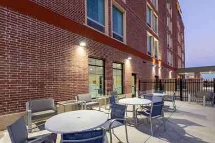 La Quinta Inn & Suites by Wyndham Frisco - image 14