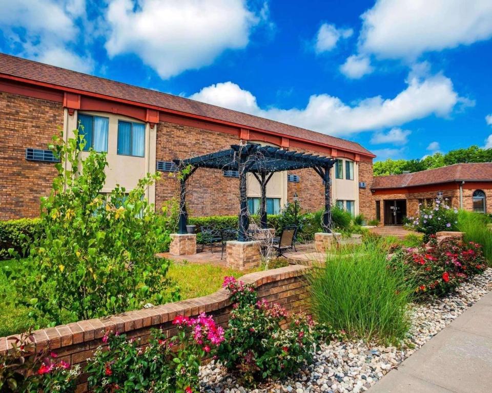 Quality Inn & Suites Kansas City Airport North - main image