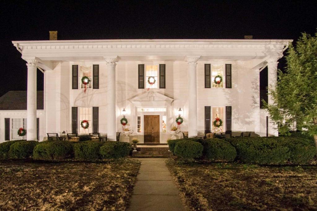Historic Cedar Hill Mansion with Pool and Patio on Farm - main image