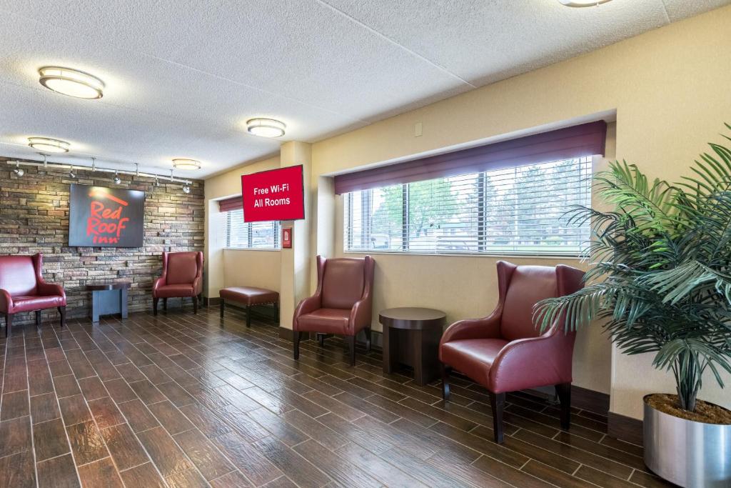 Red Roof Inn Minneapolis Plymouth - image 2