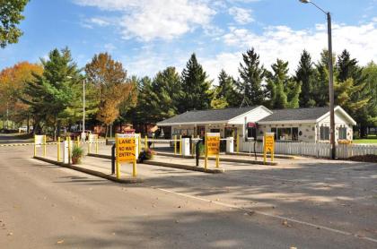 Plymouth Rock Camping Resort Park Model 21 - image 5