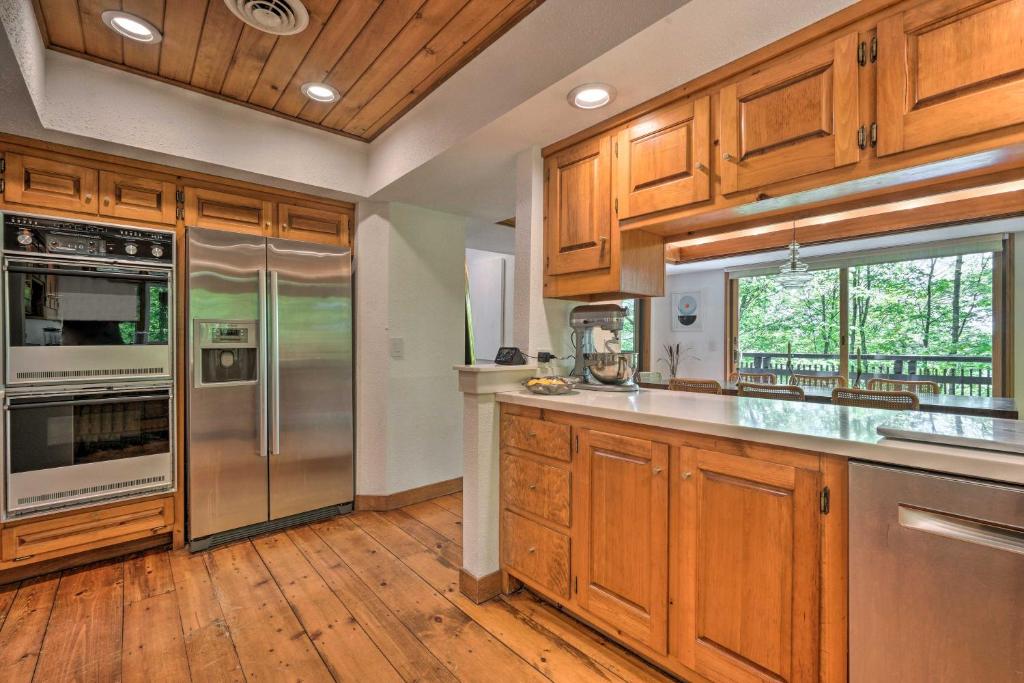 Luxe Plymouth Chalet with Indoor Pool and 3 Decks - image 6