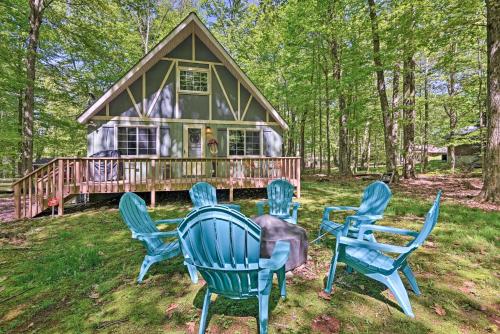 Cozy Poconos Chalet with Fire Pit and Spacious Deck! - main image