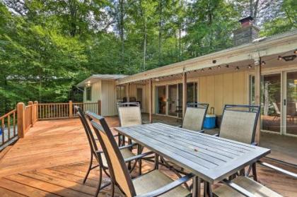 Lakefront Poconos House with Deck and Beach Access