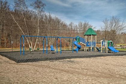 Cozy Getaway with Arrowhead Lake Community Amenities! - image 7