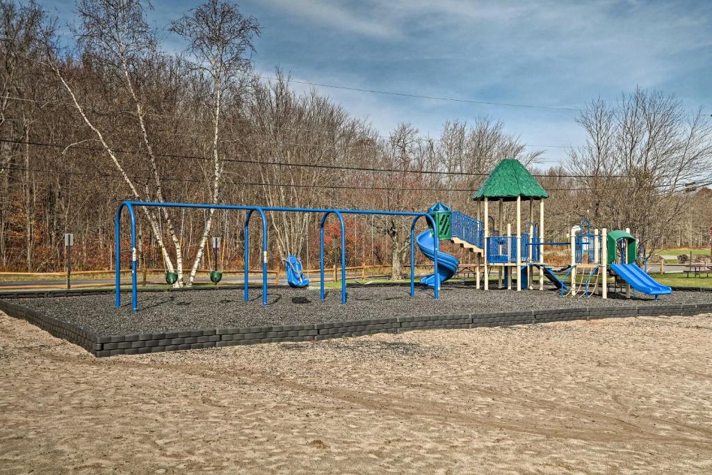 Cozy Getaway with Arrowhead Lake Community Amenities! - image 7