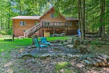 Spacious Cabin 1 Block to Locust Lake Beach!