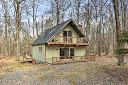 Chic Pocono Lake Cabin with Resort Amenities Pennsylvania