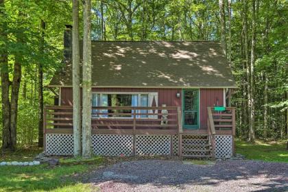 Quaint Lake Cottage with Pool and Beach Access Pocono Lake