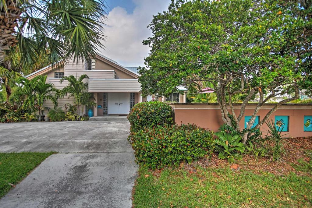 Large Pompano Home with Pool 1 Block to Private Beach - image 4