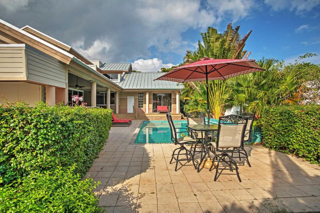 Large Pompano Home with Pool 1 Block to Private Beach - image 5