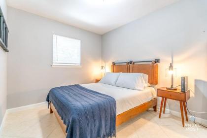 Cozy Pompano Beach Getaway Ideal for a Couple! - image 12
