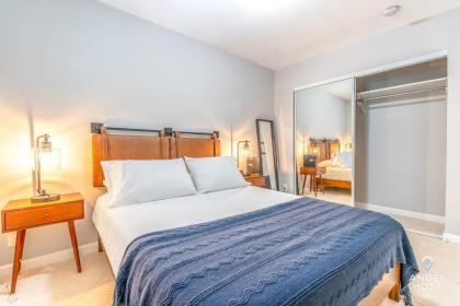 Cozy Pompano Beach Getaway Ideal for a Couple! - image 4