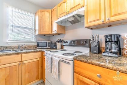 Cozy Pompano Beach Getaway Ideal for a Couple! - image 5