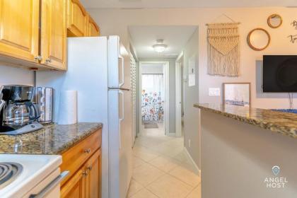 Cozy Pompano Beach Getaway Ideal for a Couple! - image 8