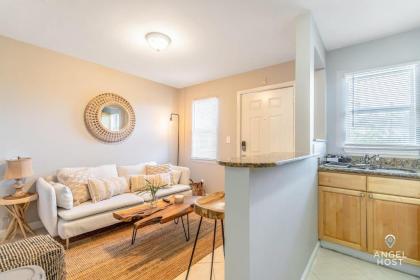 Cozy Pompano Beach Getaway Ideal for a Couple! - image 9