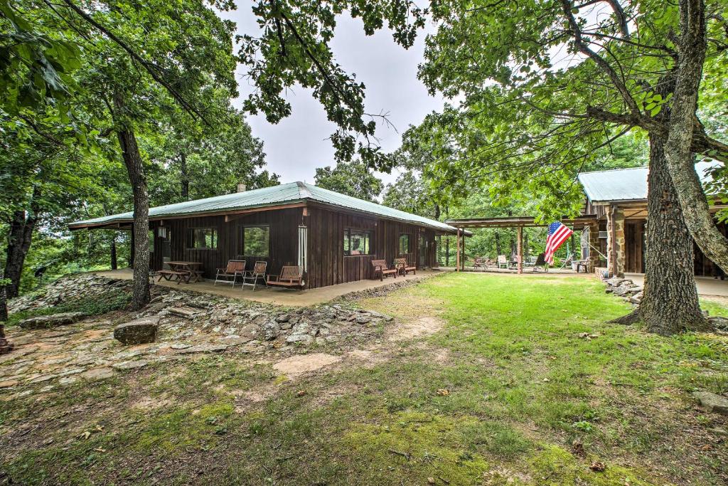 Pine Lodge Cabin on 450 Acres in Ozark Mountains - main image