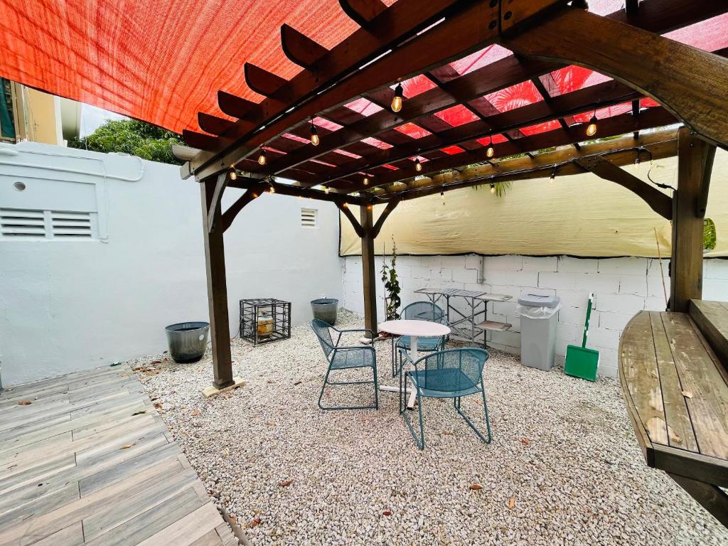 Nice apt with patio & Laundry. Pet friendly - image 3