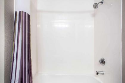 La Quinta Inn & Suits by Wyndham Pontoon Beach IL - image 21