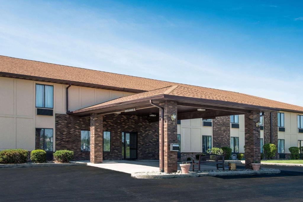 Days Inn by Wyndham Pontoon Beach - main image