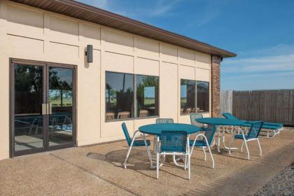Days Inn by Wyndham Pontoon Beach - image 11