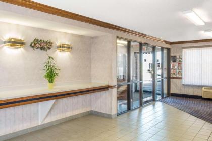 Days Inn by Wyndham Pontoon Beach - image 5