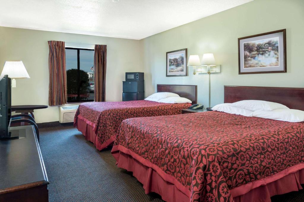 Days Inn by Wyndham Pontoon Beach - image 6