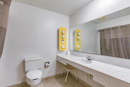 Magnuson Hotel Camelot - image 10