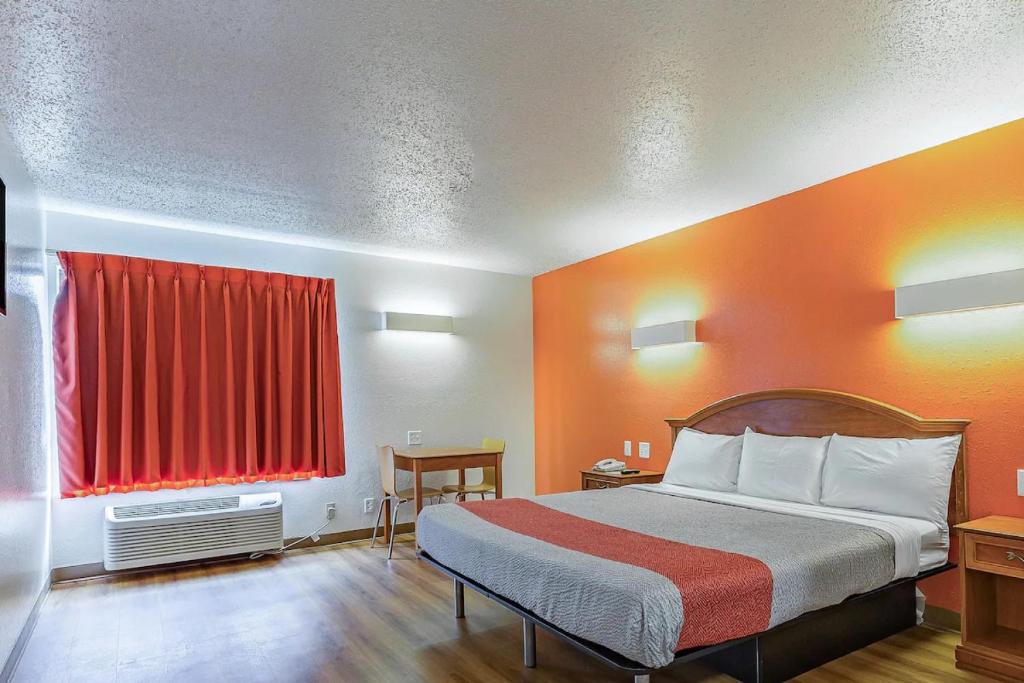 Magnuson Hotel Camelot - image 4