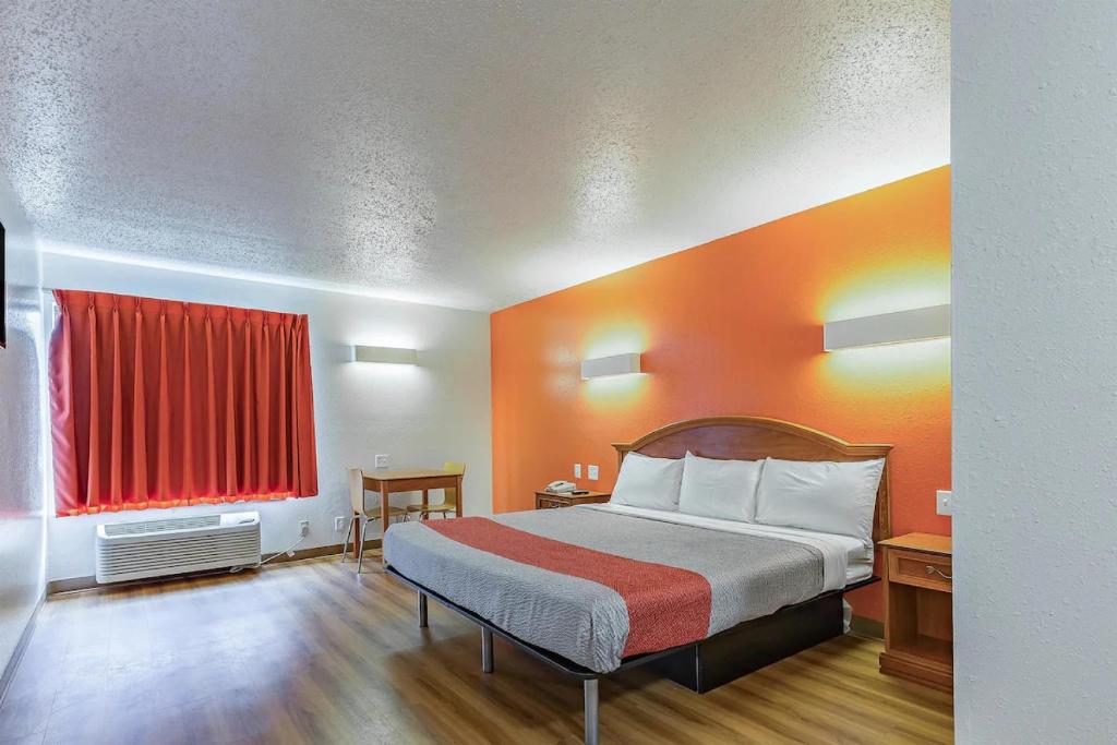 Magnuson Hotel Camelot - image 6