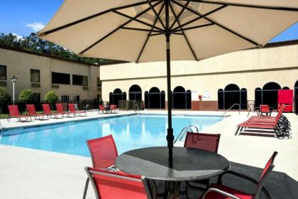 Cottonwood Suites Savannah Hotel & Conference Center