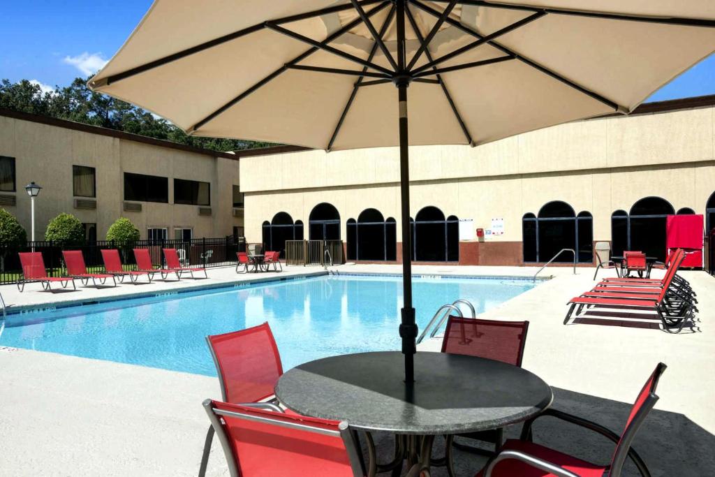 Cottonwood Suites Savannah Hotel & Conference Center - main image
