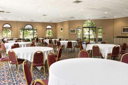 Cottonwood Suites Savannah Hotel & Conference Center - image 2