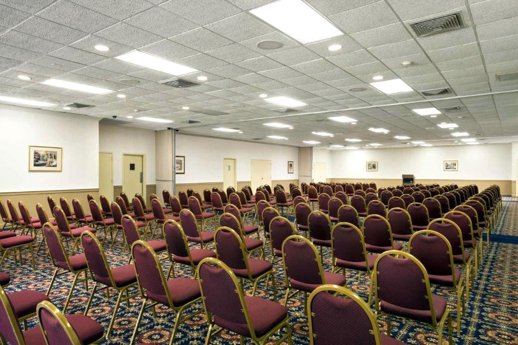 Cottonwood Suites Savannah Hotel & Conference Center - image 3
