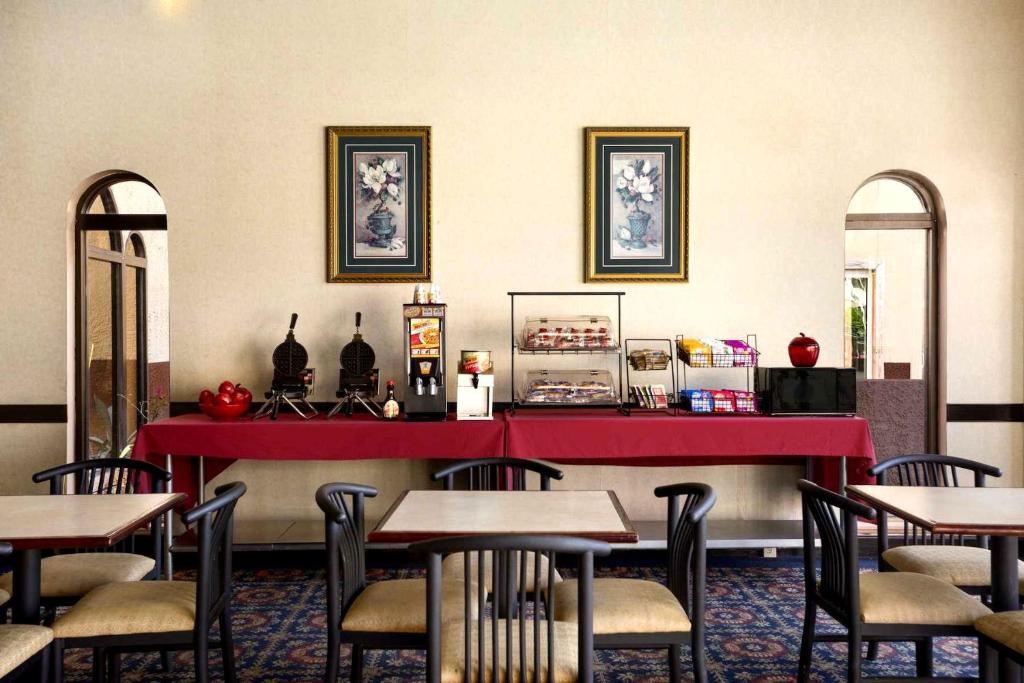 Cottonwood Suites Savannah Hotel & Conference Center - image 4
