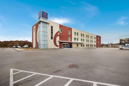 Motel 6-Poplar Bluff MO - image 10