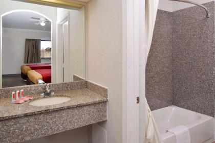 Econo Lodge & Suites - image 10