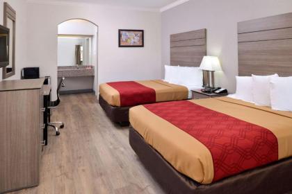 Econo Lodge & Suites - image 11