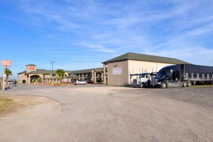 Econo Lodge & Suites - image 12