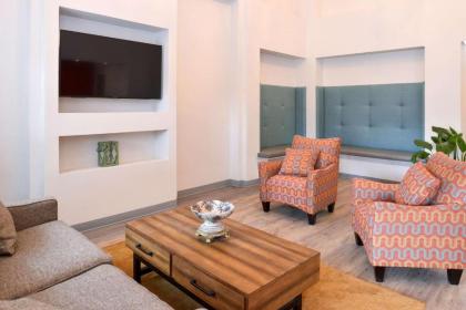 Econo Lodge & Suites - image 2