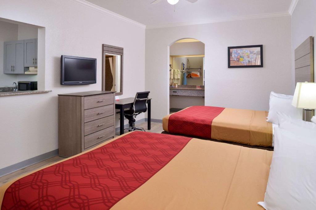 Econo Lodge & Suites - image 3