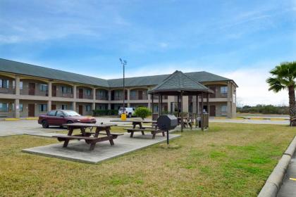 Econo Lodge & Suites - image 7