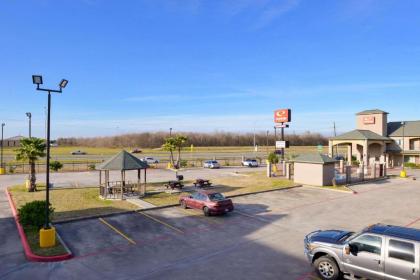 Econo Lodge & Suites - image 8