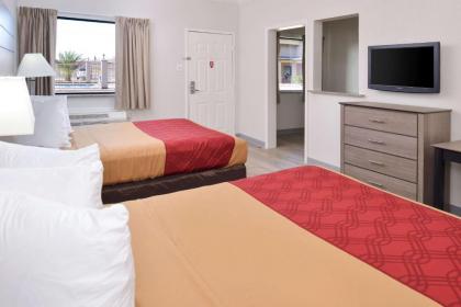 Econo Lodge & Suites - image 9