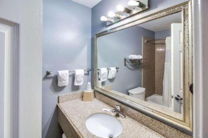 Rodeway Inn & Suites Port Arthur - image 5