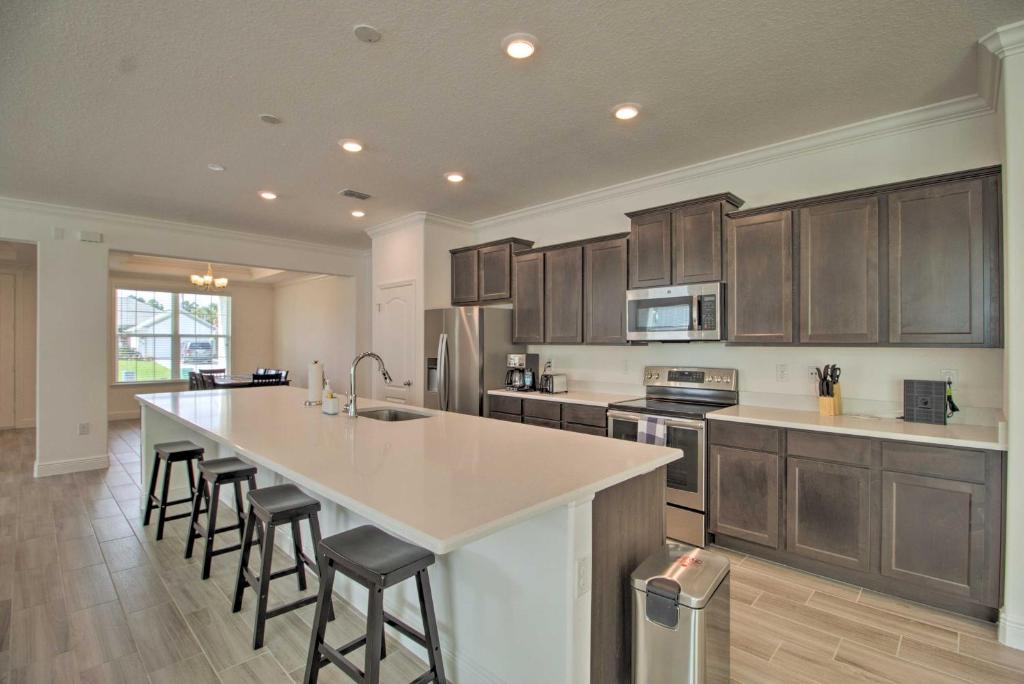 Modern Coastal Getaway with AC WiFi and Office! - image 7