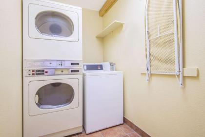 Super 8 by Wyndham Portales - image 13
