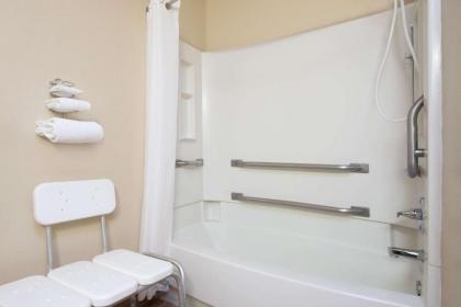 Super 8 by Wyndham Portales - image 3