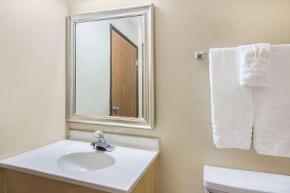 Super 8 by Wyndham Portales - image 9