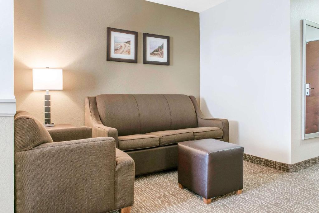 Comfort Inn & Suites Near Indiana Dunes State Park - image 5